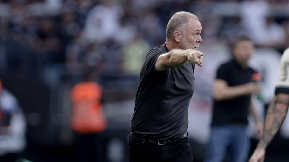 Mano Menezes aponta “jogo parelho” do Corinthians, mas destaca atuação do Inter
