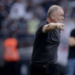 Mano Menezes aponta “jogo parelho” do Corinthians, mas destaca atuação do Inter