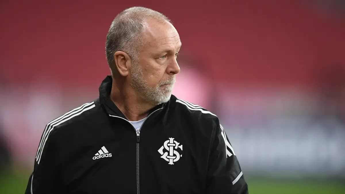 Inter mantém Mano e demite coordenador e executivo de futebol