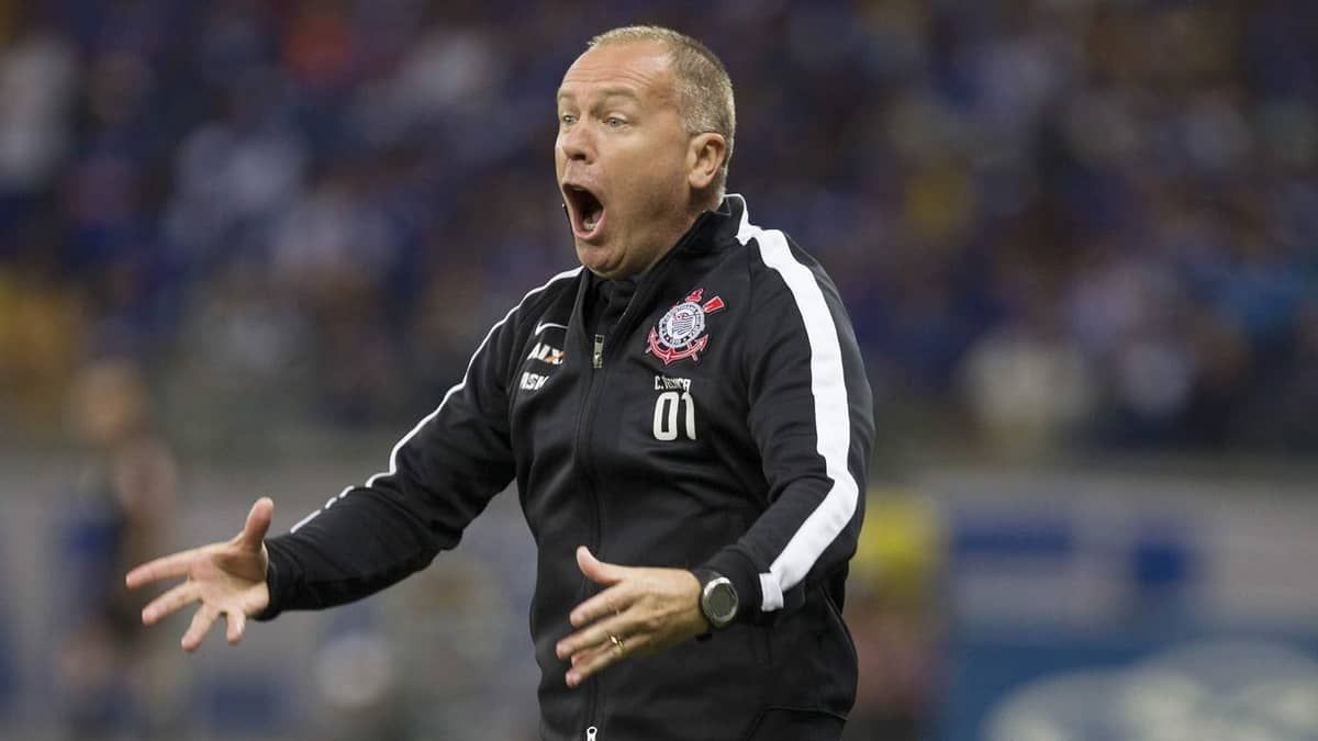 Mano Menezes já questionou suposto favorecimento da arbitragem ao Corinthians