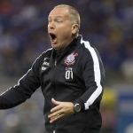 Mano Menezes já questionou suposto favorecimento da arbitragem ao Corinthians
