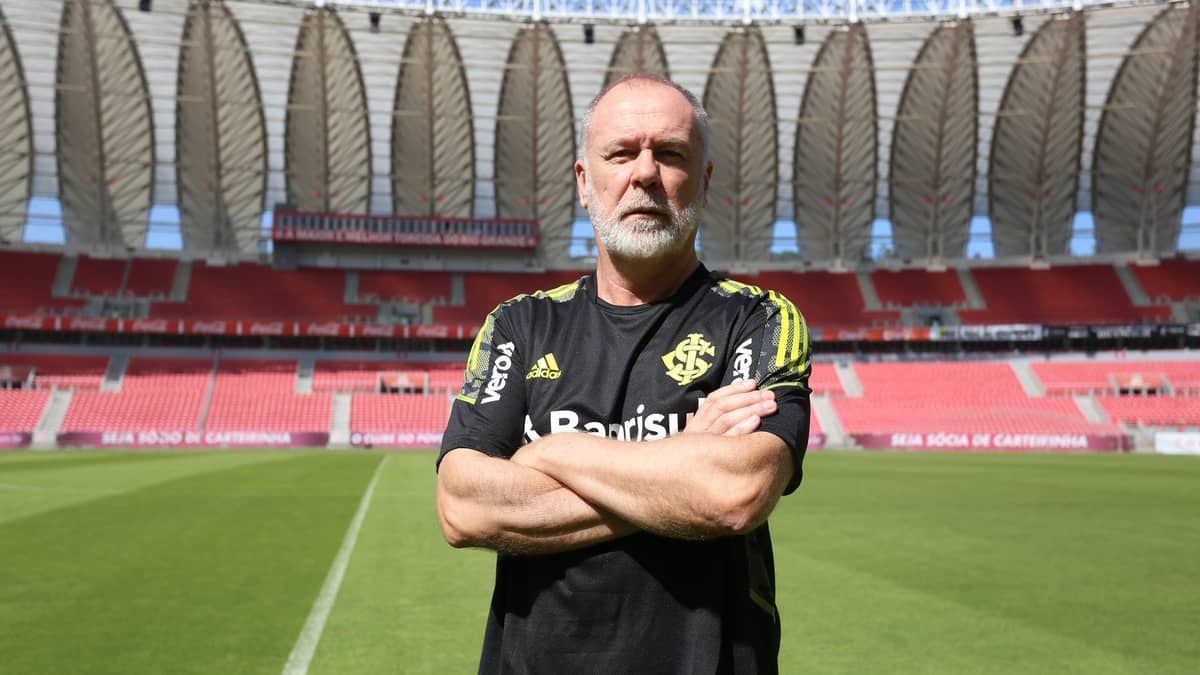 Mano Menezes nega procura do Corinthians e garante que seguirá no Inter