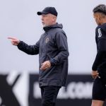 Mano Menezes quer jogadores do Corinthians mais próximos em campo