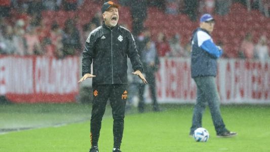 Mano Menezes terá desfalque importante no reencontro com o Cruzeiro