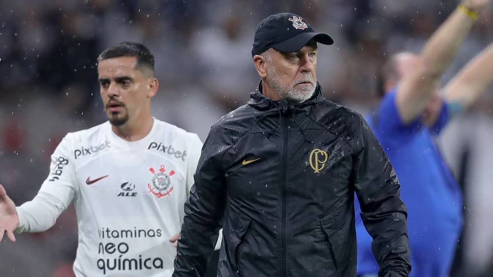 Mano Menezes abre chance para improviso inédito na escalação do Corinthians