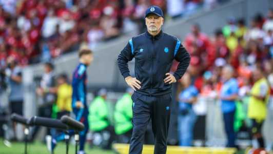 Mano Menezes na beira do campo do Maracanã no empate do Grêmio contra o Flamengo