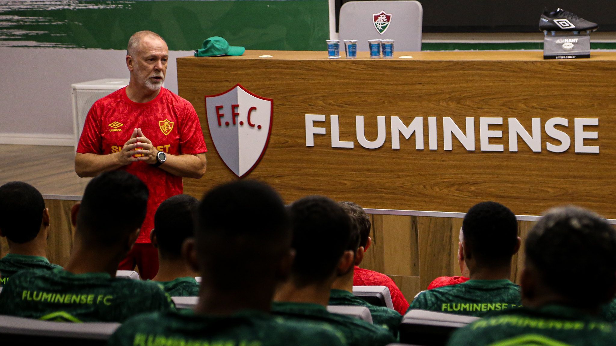 Mano Menezes terá a missão de reformular o elenco do Fluminense