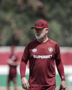 Se Paulo Bento – que tem nome de papa – não conseguiu fazer milagre, a responsabilidade ficou para Mano Menezes, que foi apresentado na última...