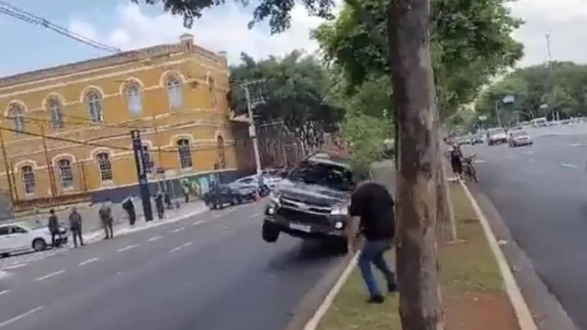 Viatura da Polícia faz manobras arriscadas e atropela dois civis em SP