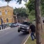 Viatura da Polícia faz manobras arriscadas e atropela dois civis em SP