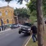 Viatura da Polícia faz manobras arriscadas e atropela dois civis em SP