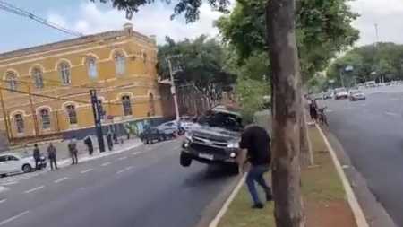 Manobra arriscada e viatura da ROTA atropela dois civis