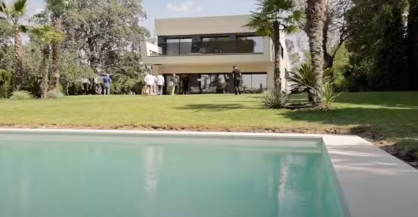Astro do Real Madrid exibe mansão de R$ 34 milhões em documentário sobre carreira