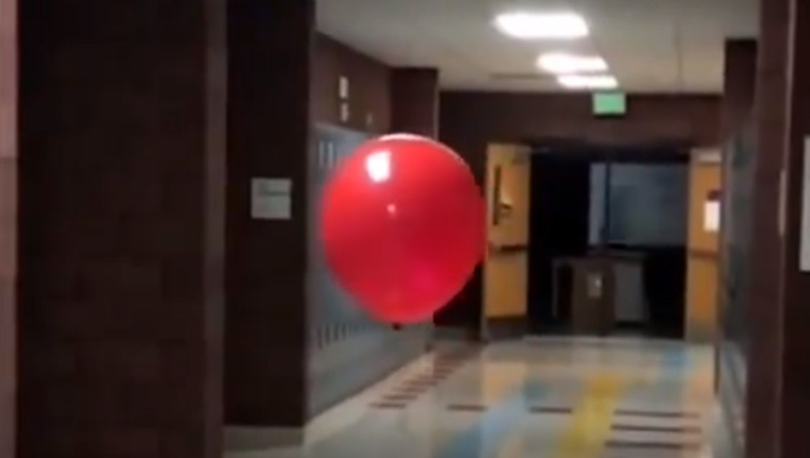 Vídeo: zelador de escola nos EUA 'flagra' fantasma e vídeo assusta a internet