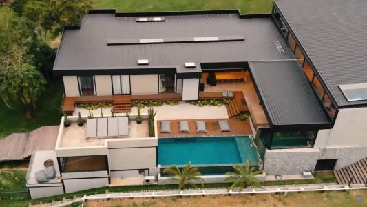 Mansão de Boca Rosa conta com aquário de tubarões