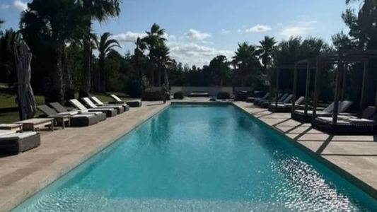 Mansão em que Neymar está hospedado tem piscina gigante