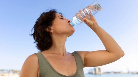 Manter-se hidratado é uma das principais dicas