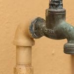 Bairros de BH e Sabará continuam sem água após atraso em manutenção da Copasa