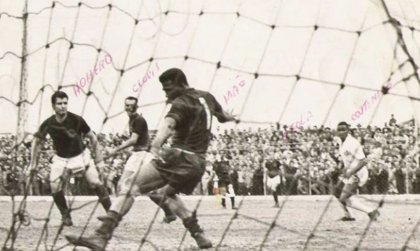 Morre Mão de Onça, ex-goleiro que sofreu o 'gol mais bonito da carreira de Pelé'