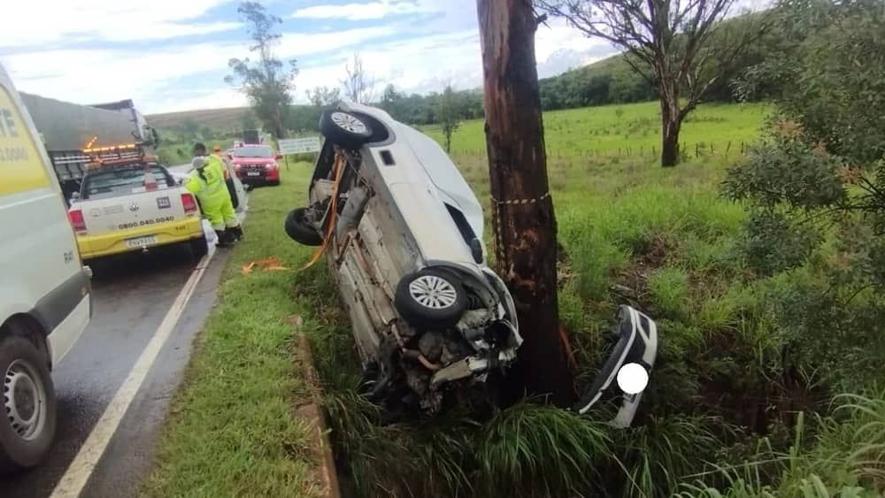 Motorista tem mão prensada após Saveiro capotar e bater em árvore na BR-040