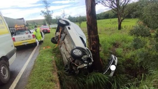 Mão esquerda do motorista ficou presa na porta do carro
