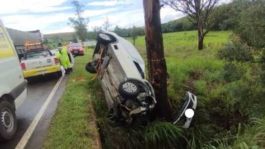 Mão esquerda do motorista ficou presa na porta do carro