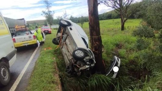 Mão esquerda do motorista ficou presa na porta do carro
