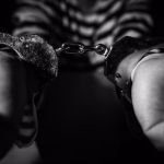 Homem é preso suspeito de estuprar e obrigar filha a usar drogas durante a infância