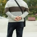 O que significa andar com as mãos atrás das costas, segundo a psicologia?