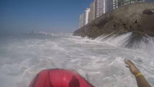 Mar estava violento do dia e vídeo mostra mais pessoas com dificuldade de sair da água