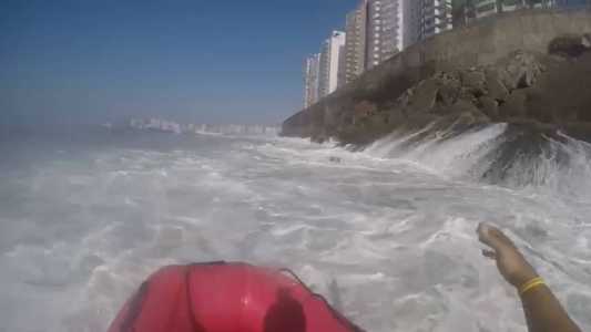 Mar estava violento do dia e vídeo mostra mais pessoas com dificuldade de sair da água