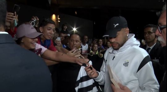 Neymar atende fã na chegada a BH para duelo com o Cruzeiro, pelo Brasileirão 2025