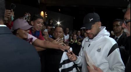 Neymar atende fã na chegada a BH para duelo com o Cruzeiro, pelo Brasileirão 2025