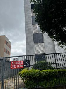 prédio com placa de aluguel