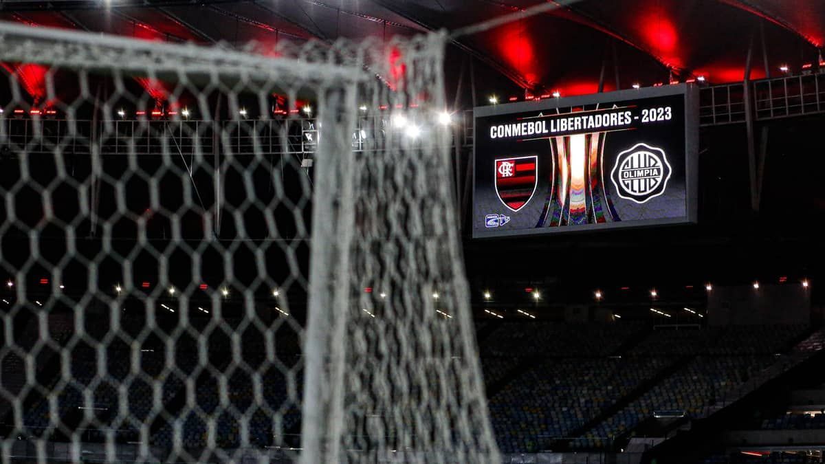 Conmebol adverte Flamengo por condições do gramado e aplica multa