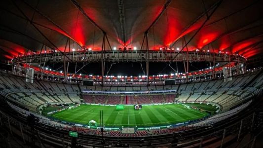 Estádio do Maracanã, no Rio de Janeiro, com iluminação vermelha
