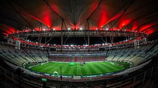 Estádio do Maracanã, no Rio de Janeiro, com iluminação vermelha