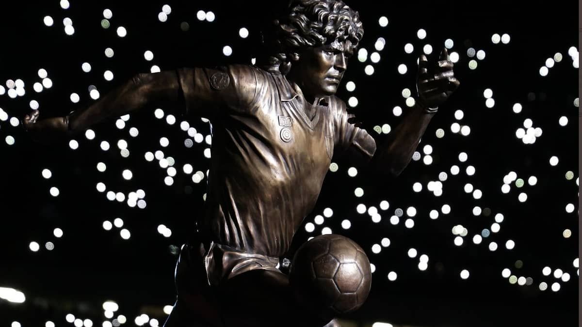 Estátua em homenagem a Maradona é retirada de Nápoles e pode parar em La Bombonera