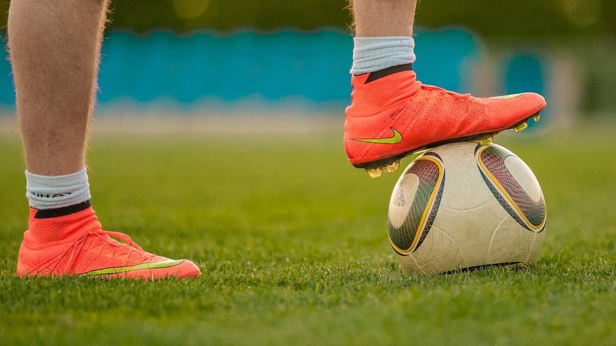 Árbitro esfaqueia jogador de futebol após marcação de pênalti em Minas Gerais