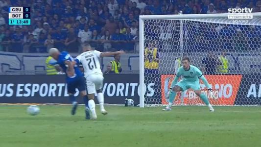 Marçal derrubou Matheus Pereira dentro da área em Cruzeiro x Botafogo