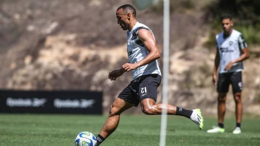 Marçal durante atividade do Botafogo no CT Lonier, no Rio de Janeiro