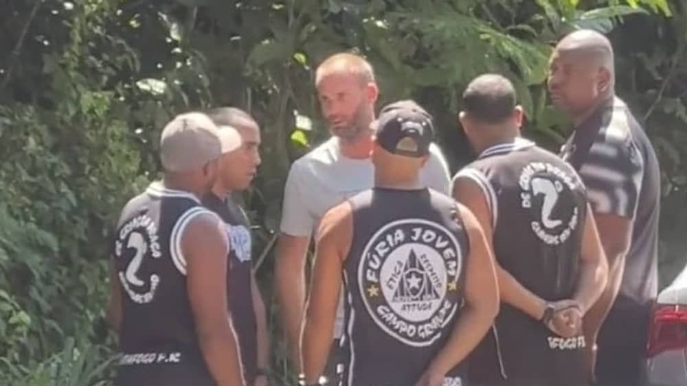 Torcida do Botafogo protesta no CT; Carli e Marçal conversam com os torcedores