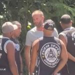Torcida do Botafogo protesta no CT; Carli e Marçal conversam com os torcedores
