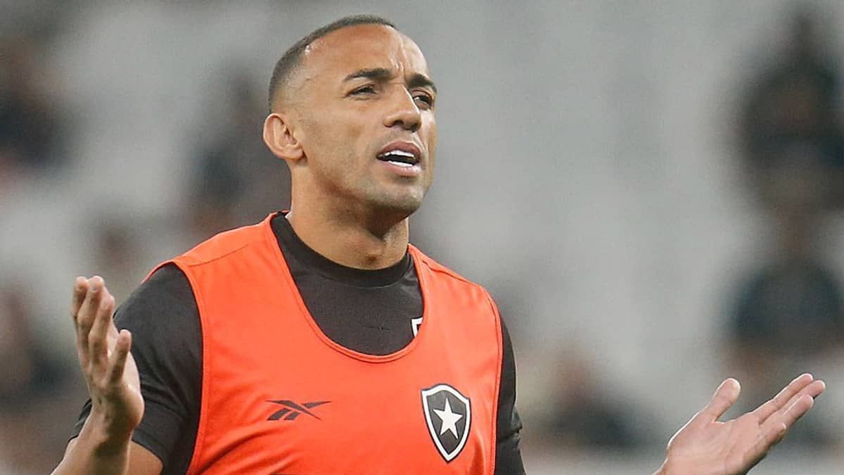 Marçal, do Botafogo, dispara contra arbitragem após expulsão: 'Isso aí é roubo'