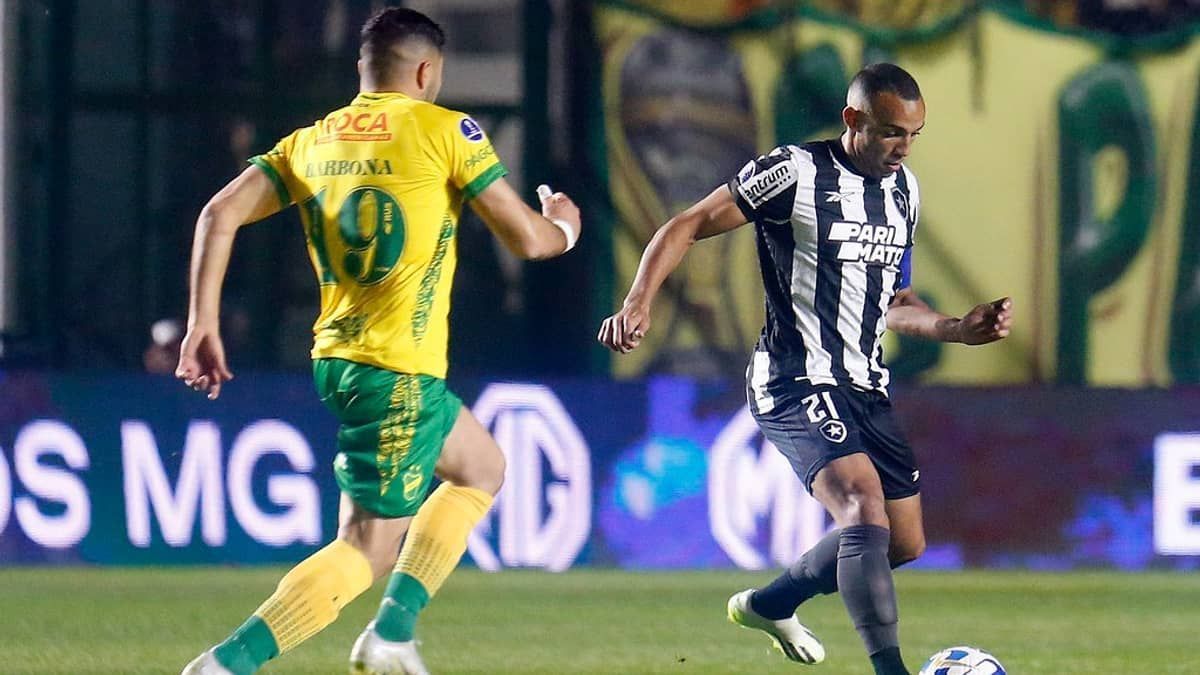 Lateral do Botafogo lamenta eliminação na Sul-Americana: 'Entramos mole'