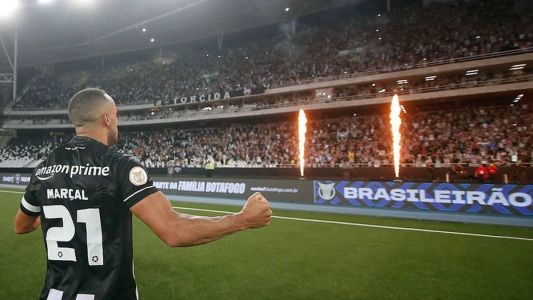 Marçal vibrando junto com a torcida do Botafogo no Nilton Santos