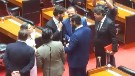 Marcelo Aro e Igor Eto conversam com deputados após discurso de Zema na Assembleia