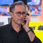 Apresentador da Globo atende ligação de golpistas durante programa; veja vídeo
