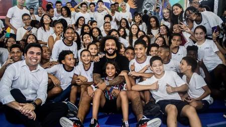 Marcelo com alunos em sua escola de infância, no Rio de Janeiro