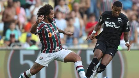 Marcelo, do Fluminense, e Júnior Santos, do Botafogo, durante o clássico no Maracanã